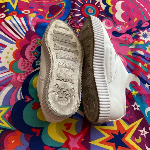 All white TUK - Picture 4 of 5